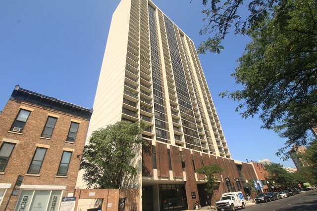 Building Photo - 1636 N Wells St