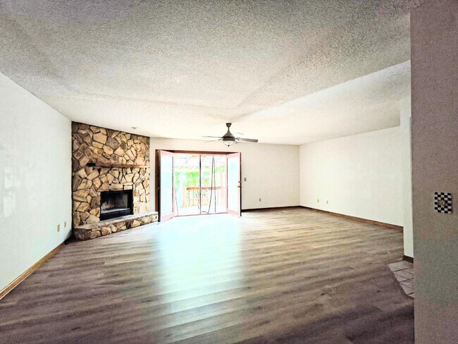 Foto del edificio - 3110 Paddle Creek Dr