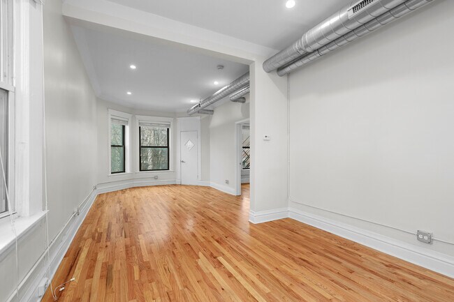 Building Photo - 846 W Sheridan Rd