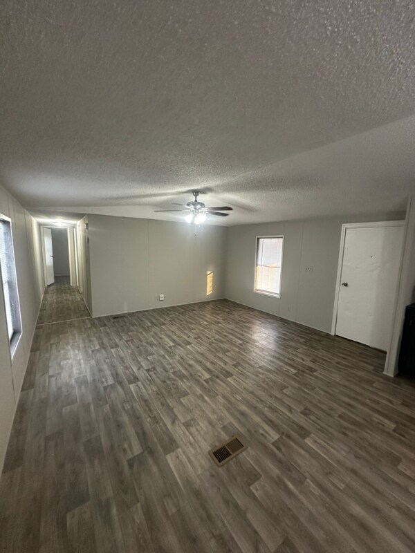 Foto del edificio - 33230 Walker North Rd