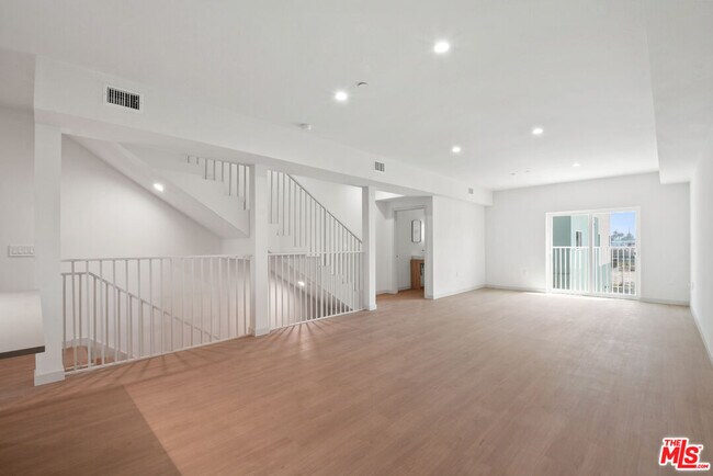 Foto del edificio - 2523 S Orange Dr