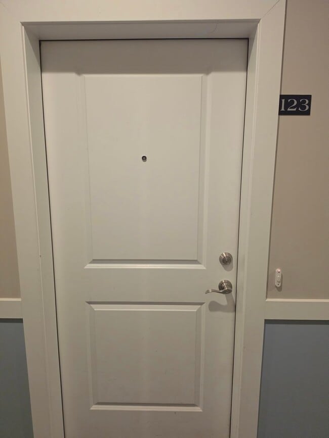 Foto del edificio - Beautiful 2nd floor (with elevator services) condominium: 2-bed, 2-bath, beautiful kitchen, bonus...