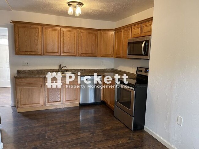 Building Photo - Cute remodeled bungalow Near PSNS
