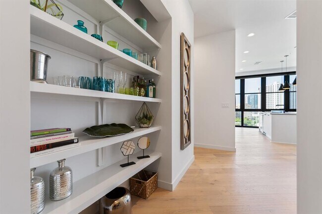 Foto del edificio - 800 Embassy Dr