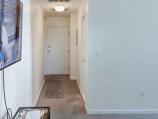 Building Photo - 226 Kings Hwy E