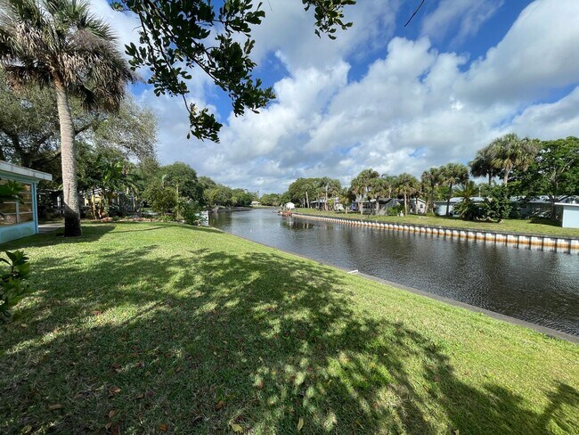 Foto del edificio - Two bedroom two bath Canal front rental ho...