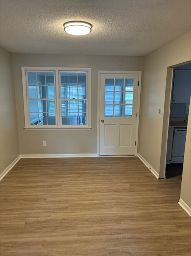 Building Photo - Burlington / Townhome