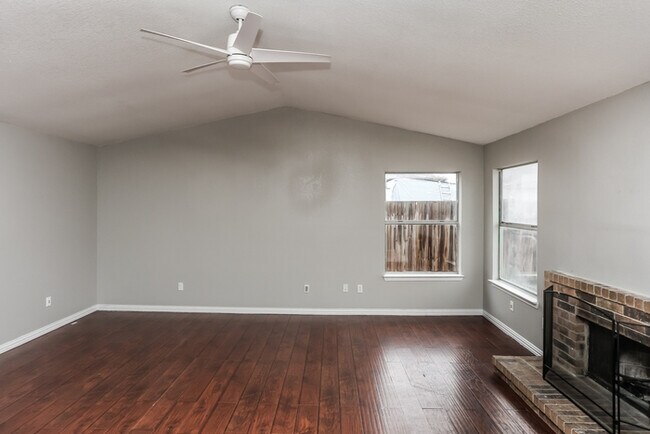 Foto del edificio - 2114 High Bluff Dr