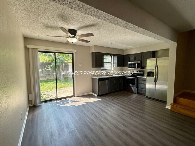Foto del edificio - Beautiful 2 Bedroom Townhome with Updated ...