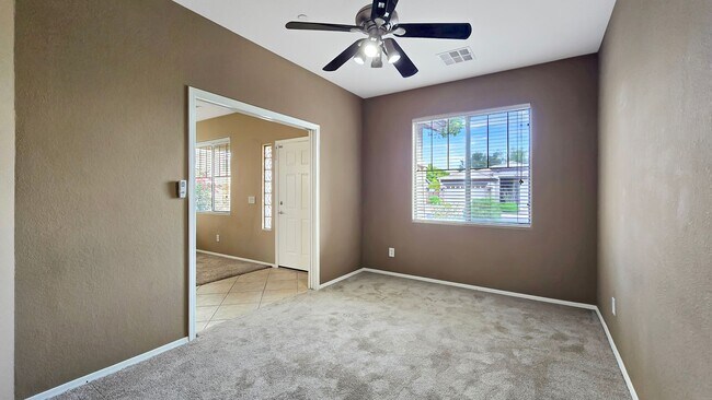 Foto del edificio - VERY nice home inside in a GREAT area!