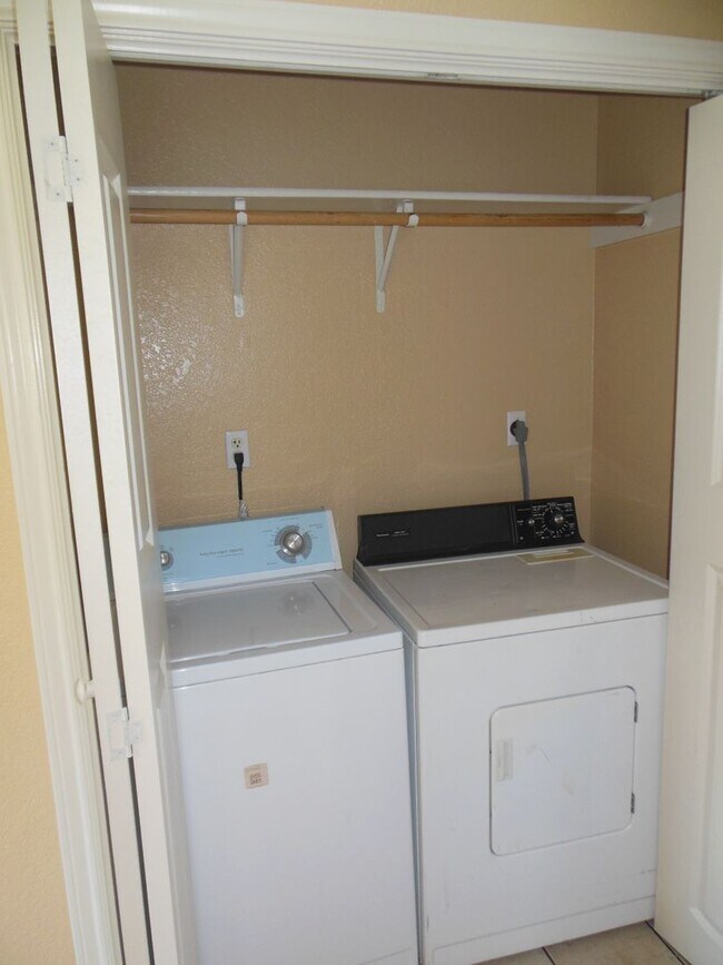 Building Photo - 1002 Circle M Dr