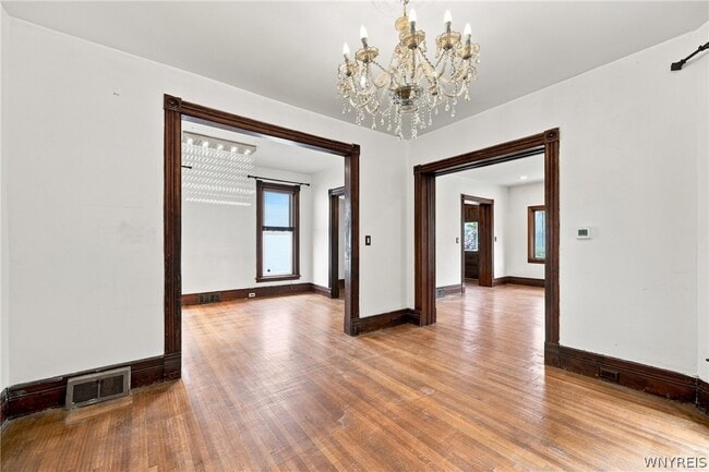 Foto del edificio - 304 W Delavan Ave