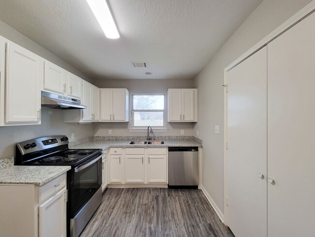 Building Photo - BEAUTIFUL 3 BEDROOM HOME IN CONROE WITH AL...