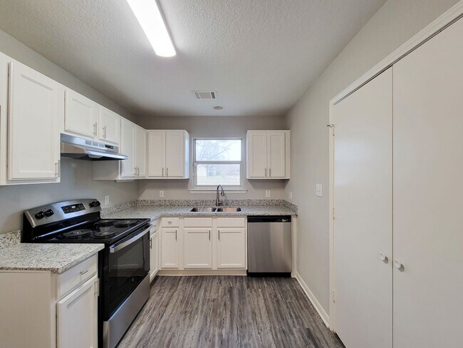 Foto del edificio - BEAUTIFUL 3 BEDROOM HOME IN CONROE WITH AL...