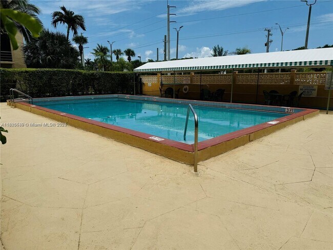 Foto del edificio - 2935 NE 163rd St