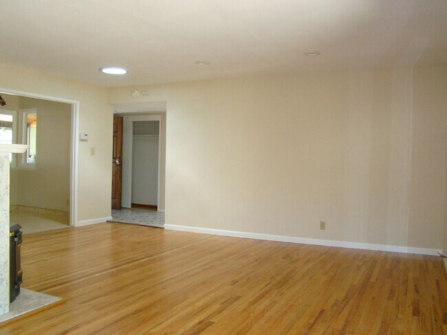 Foto del edificio - 14976 Ridgetop Dr