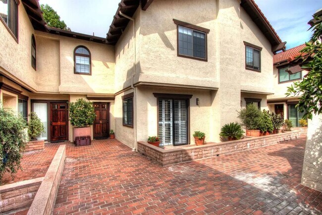 Foto del edificio - 2BD/3BA - Beautiful Gated Los Altos Condo with Detached Garage & Private Storage