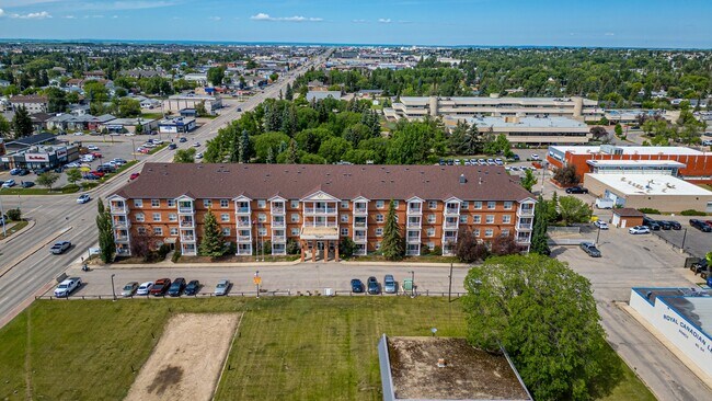 Photo du bâtiment - 9914-9101 101 Ave