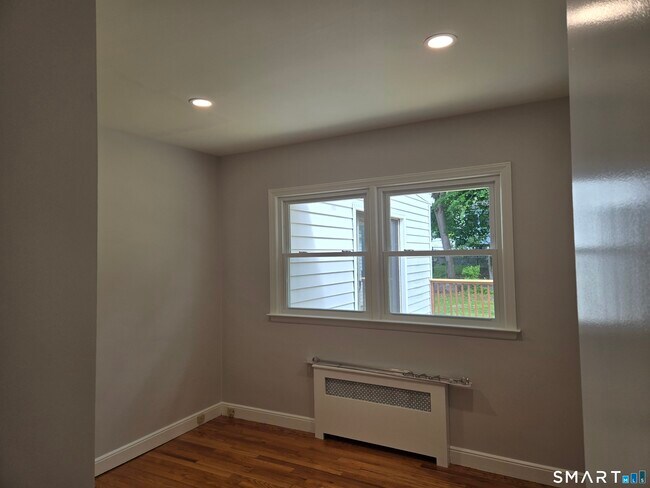 Foto del edificio - 73 Crestwood Dr