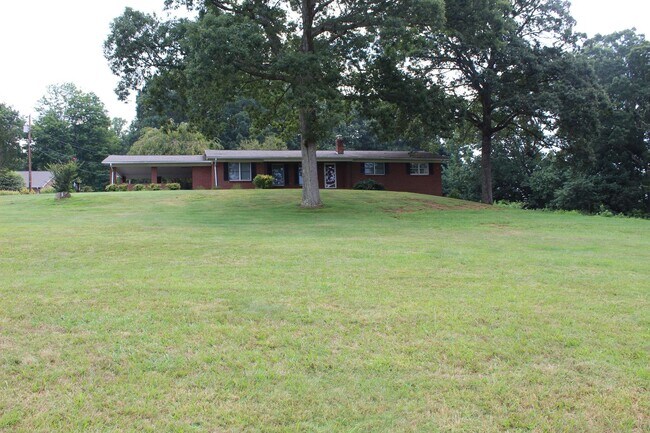 Building Photo - 4 bedroom 2 bathroom brick ranch in West A...