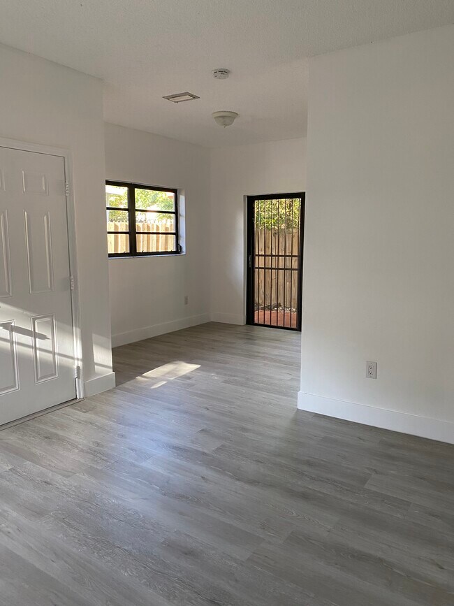 Building Photo - 237 NW 41st Ave