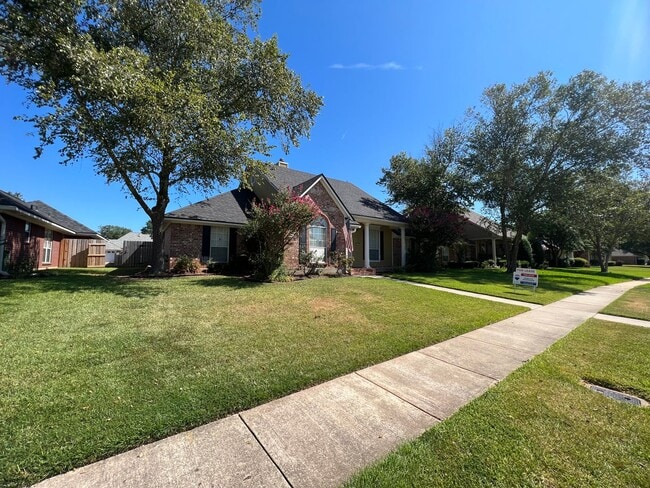 Building Photo - POOL in North Bossier...Close to Barksdale...