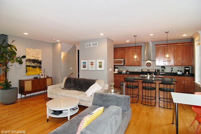 Building Photo - Modern 2bd/2.5ba Townhouse with Fantastic,...