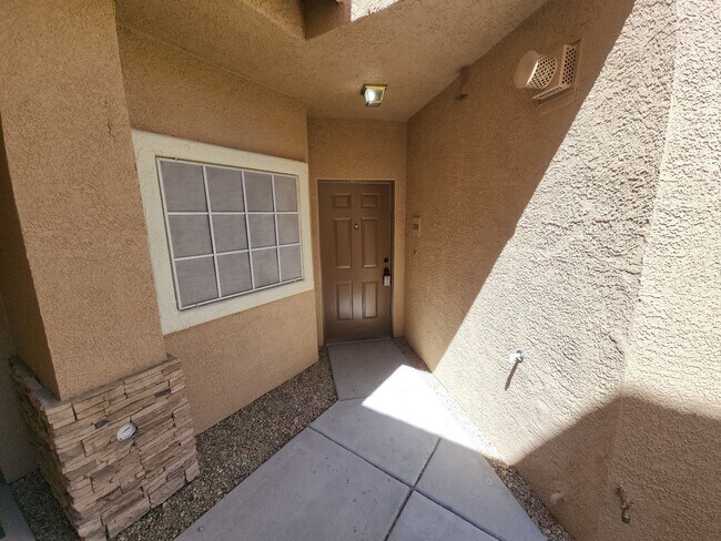 Foto del edificio - Immaculate Two Story Townhouse style Condo in Summerlin.