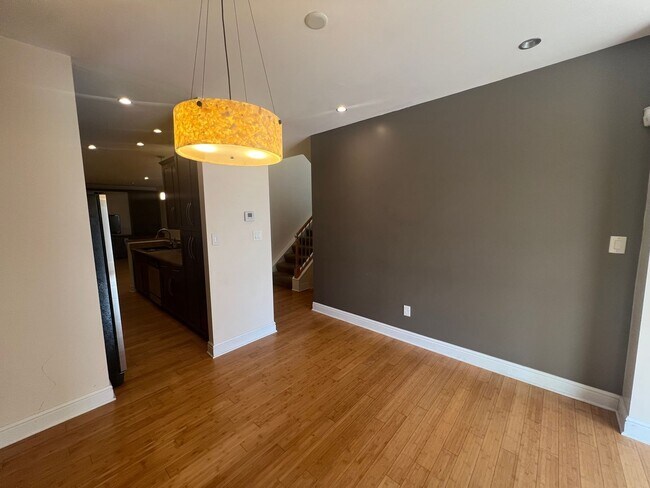 Foto del edificio - Beautiful 3 Bedroom/ 2.5 Bath with Integra...