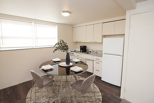 Cocina y comedor multifuncionales - Valley Park Apartments