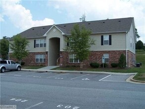 Building Photo - 1880 CREST HOLLOW Dr