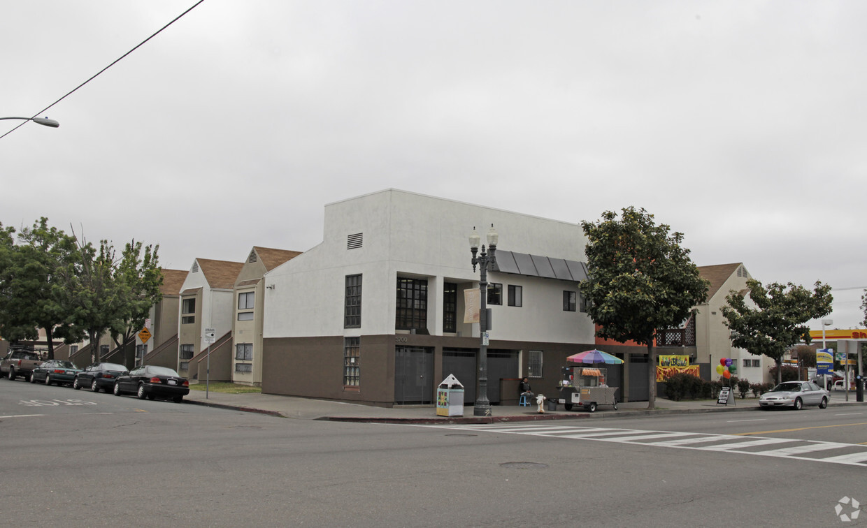 Building Photo - Fruitvale Villas