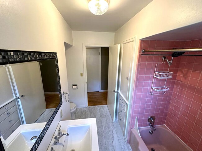 Building Photo - 3bed/1 bath College Hill Neighborhood