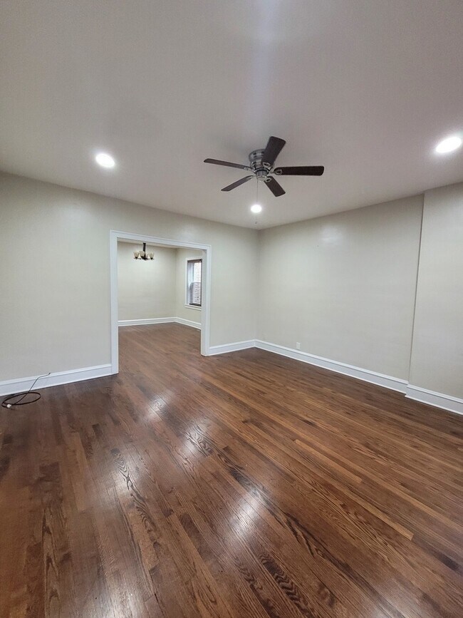 Building Photo - 5110 W Wrightwood Ave
