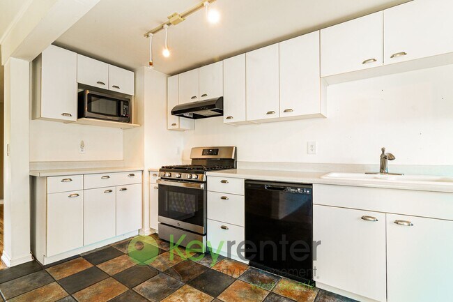 Foto del edificio - Comfort and Charm in This Bright 2-Bedroom...