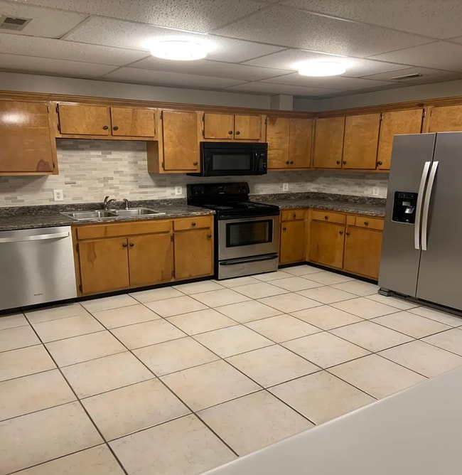 Kitchen - 2007 Brookview Dr