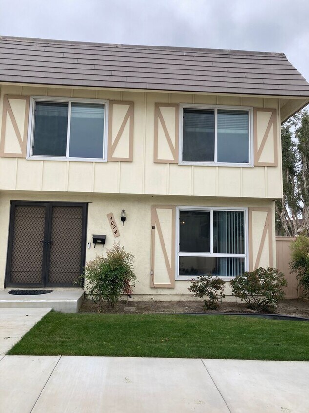 Primary Photo - Large 4 bedroom 2 bath end unit townhome i...