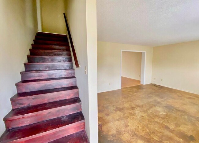 Building Photo - 5666 Hinton Pl