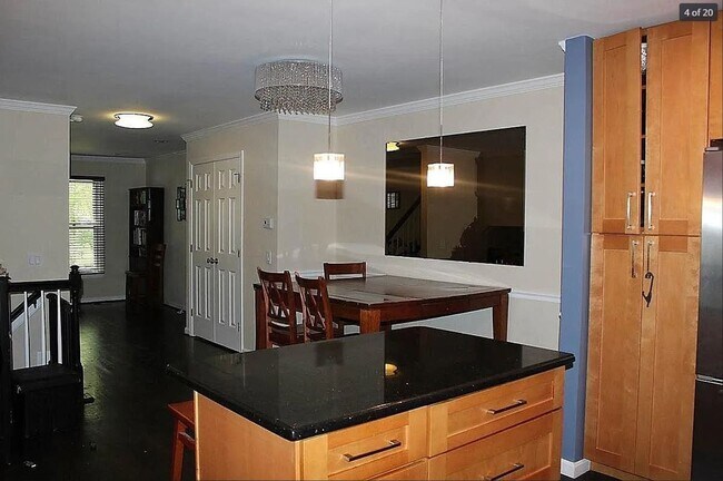 Building Photo - Beautiful 3 Level Townhouse In An Excellen...
