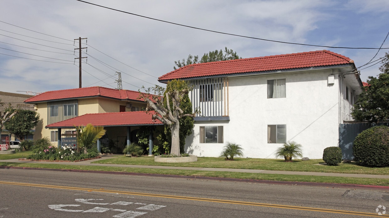 Primary Photo - Hacienda De Mesa Apartments