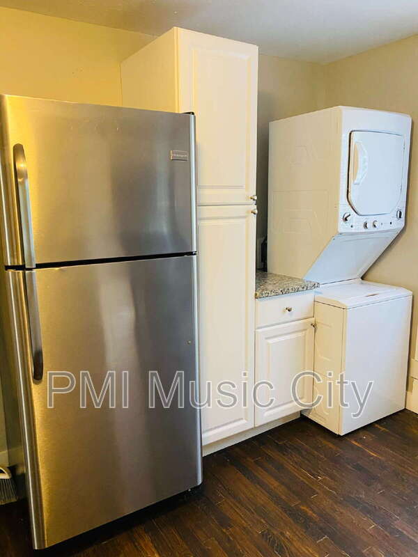 Building Photo - 215 Robinwood Ave