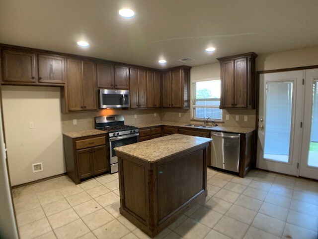 Primary Photo - 1000 Ridgeway Dr
