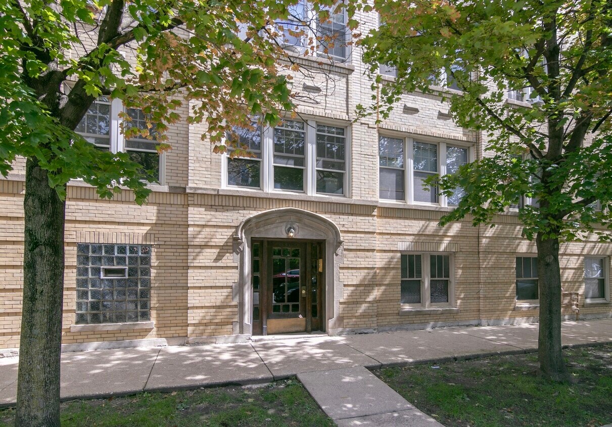 Primary Photo - 3545 N Troy St