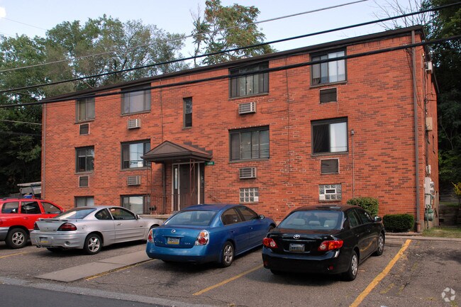 Foto del edificio - Churchill/Melvin Court Apartments