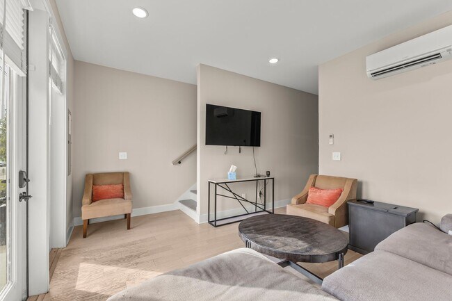 Foto del edificio - South Broad St Townhome, Walk to the Riverwalk!