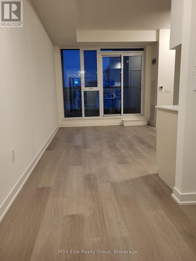 Photo du bâtiment - 859 The Queensway