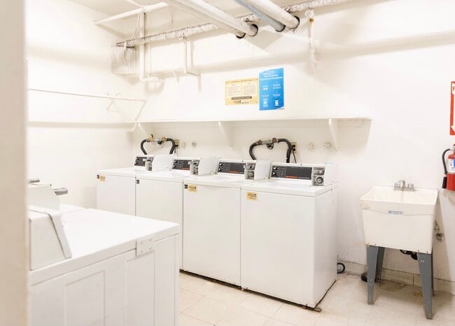 Laundry facilities - 5925 Canterbury Dr