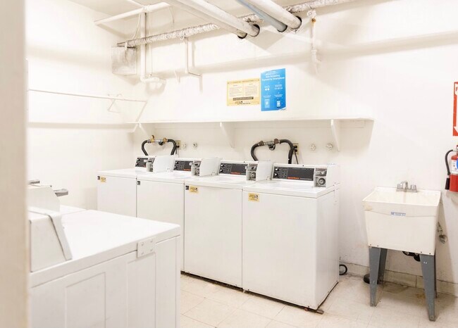 Laundry facilities - 5925 Canterbury Dr