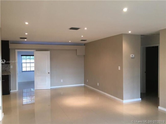 Building Photo - 611 N 31st Ct