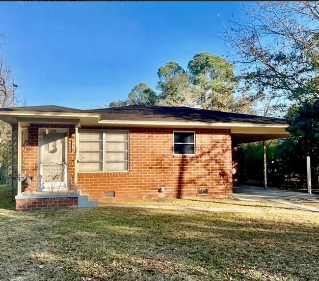 Building Photo - 2 Bed 1 Bath Brick House
